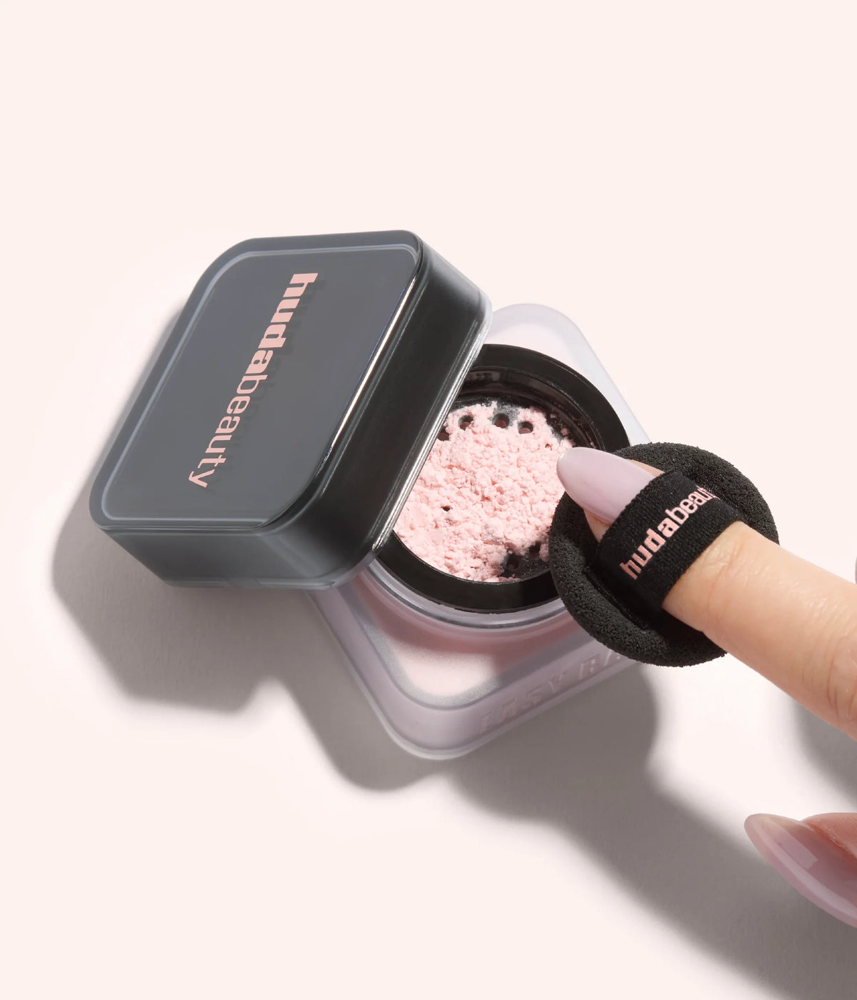 Huda Beauty - MINI EASY BAKE LOOSE BAKING & SETTING POWDER Mini